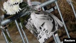 Цветы и портрет французской певицы, актрисы и защитницы прав животных Бриджит Бардо прикреплены к забору возле ее дома в Сен-Тропе, Франция, 28 декабря 2025 года. Фото REUTERS