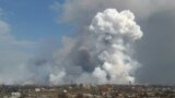 На свой страх и риск. Жители села, где взорвался склад с военной техникой, выносят припасы из дома сами