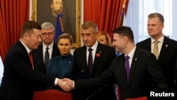 Новое руководство Чехии (крайний слева Окамура, в центре Бабиш, второй справа Мацинка, крайний справа Турек)