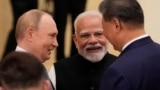 Премьер Индии Нарендра Моди, глава КНР Си Цзиньпин и Владимир Путин встречаются на полях саммита ШОС в Тяньцзине, Китай, 1 сентября 2025 года