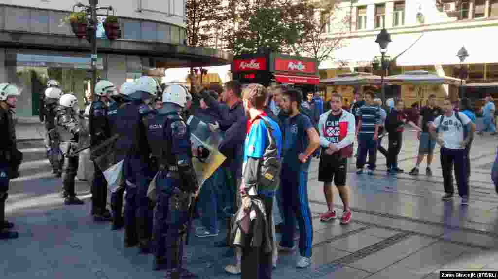 Полиция остановила участников демонстрации, чтобы они не напали на участников гей-парада 
