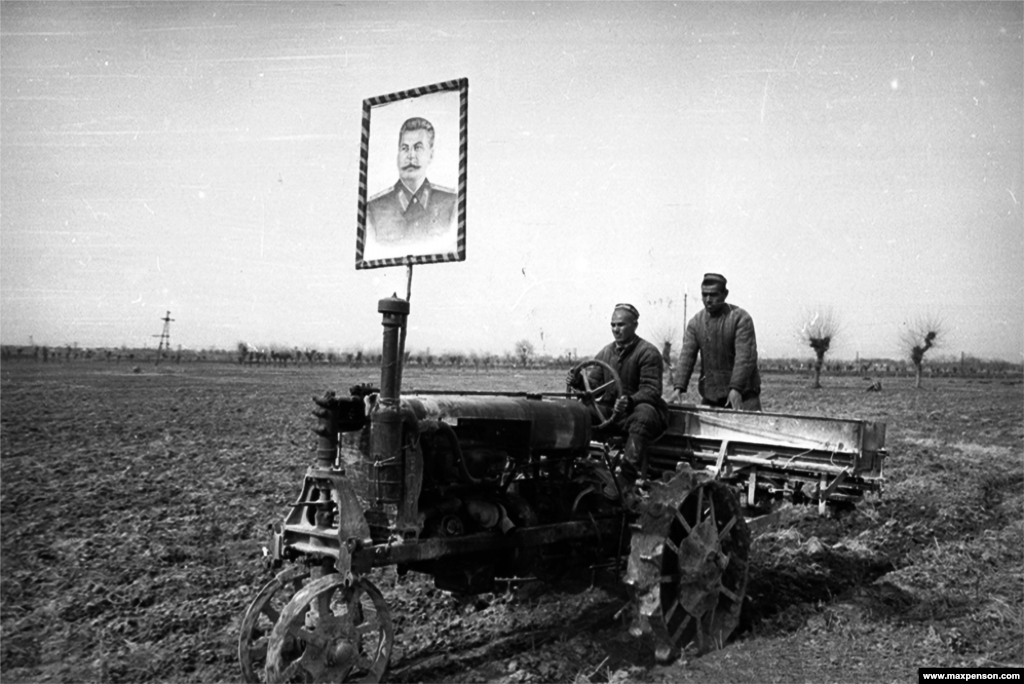 Портрет Сталина в колхозе. В 1948 году, когда усилились антиеврейские чистки, Пенсона уволили из &quot;Правды Востока&quot;