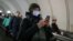 Люди в медицинских масках в Москве