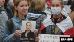 Protesters arrive to take part in a rally to support detained opposition activist Maryya Kalesnikava in Minsk on September 8, 2020.