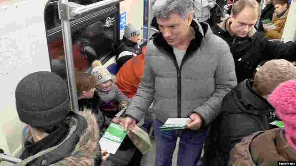 Немцов раздаёт листовки оппозиционного марша &quot;Весна&quot; в Московском метро. Февраль 2015&nbsp;