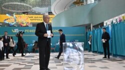 Президент Казахстана Касым-Жомарт Токаев на избирательном участке в Астане