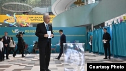 Президент Казахстана Касым-Жомарт Токаев на избирательном участке в Астане