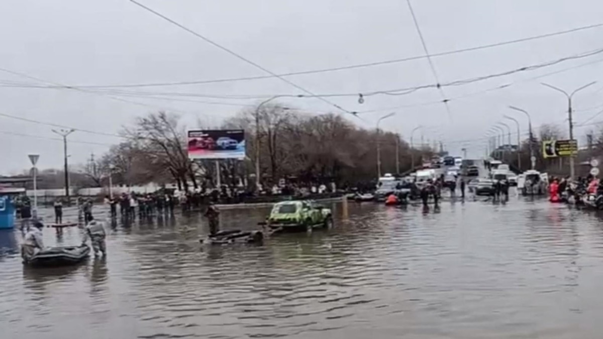 Как в Орске строили дамбу, из-за прорыва которой началось наводнение, как  жители пытались ее 