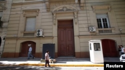 Здание посольской школы РФ в Буэнос-Айресе, где обнаружили 12 чемоданов с 400 кг наркотика. Фото: Reuters