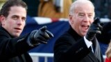 Вице-президент США Джо Байден (справа) со своим сыном Хантером после церемонии инаугурации президента США Барака Обамы в Вашингтоне, 20 января 2009 года