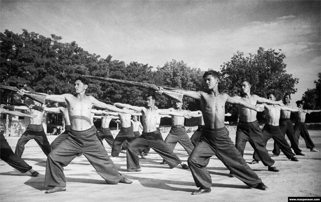 Тренировка юношей на стадионе, 1940 год. По некоторым сведениям, в ряды Красной Армии во время Второй мировой войны мобилизовали около 1,4 миллиона человек из Узбекистана