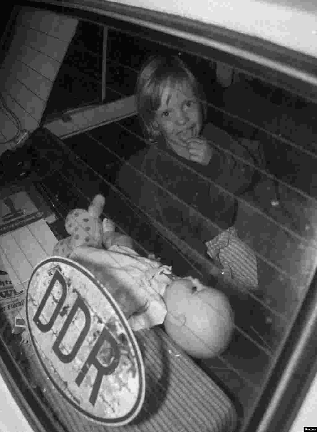 Ребенок в машине из Восточной Германии на пограничном переходе Хедьешхалом