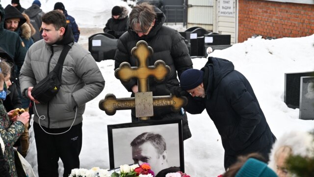 Два года назад погиб Алексей Навальный: люди в России несут цветы на его могилу