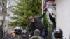 Владимир Парасюк прыгает через забор российского консульства во Львове с флагом в руке