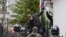 Депутат Владимир Парасюк прыгает через забор российского консульства во Львове сорванным российским флагом в руке