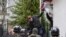 Владимир Парасюк прыгает через забор российского консульства во Львове с флагом в руке