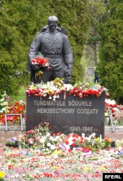 "Памятник Воину-освободителю Таллина от немецко-фашистских захватчиков" был открыт 22 сентября 1947 года на холме Тынисмяги. 30 апреля 2007 года скульптуру перенесли на Военное кладбище