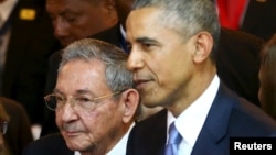 Президент Кубы Рауль Кастро и президент США Барак Обама на открытии саммита Америк. Панама 10 апреля 2015 