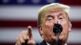 "Трамп таранит Вашингтон, это многих восхищает". Интервью с обозревателем The Atlantic