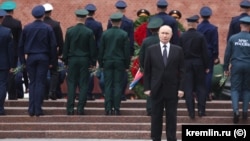 Президент России Владимир Путин на церемонии возложения венка к Могиле Неизвестного Солдата, Москва, 22 июня 2026 года, фото kremlin.ru
