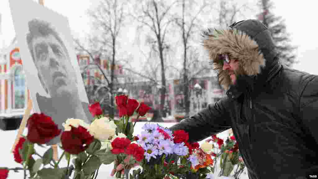 В Нижнем Новгороде акция памяти прошла на Театральной площади. Борис Немцов был губернатором этого региона в 1991-1997 годы