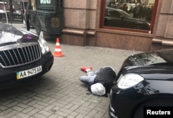Убийца Вороненкова был ранен на месте. Позже он умер в больнице