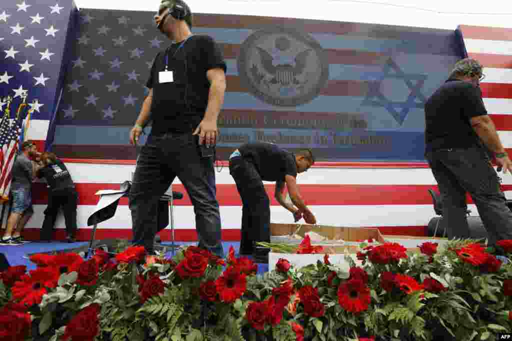 Рабочие готовят сцену перед открытием американского посольства в Иерусалиме