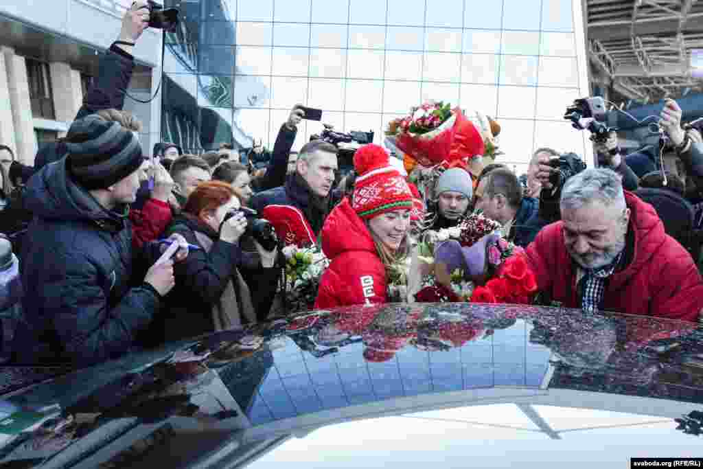 Динара Алимбекова &ndash; белорусская биатлонистка, которая завоевала золотую медаль на Олимпийских играх в Пхёнчхане, по возвращении в Беларусь