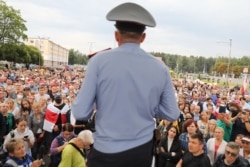 Участковый милиционер выступает на митинге. 20 августа