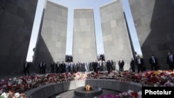 Армянские политики возлагают цветы у мемориала, посвященного трагедии 1915 года, в Ереване