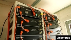 Жители одной из высоток Киева заменили старую советскую электрощитовую и поставили аккумуляторные батареи.