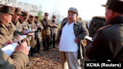 Ким Чен Ын на учениях минометных подразделений Северной Кореи. Снимок опубликован Центральным информационным агентством Северной Кореи (KCNA) 10 апреля 2020 года