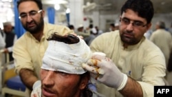 Раненые в госпитале в Пешаваре, Пакистан, 26 октября 2015 года