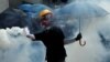 На протестах в Гонконге произошли столкновения с полицией. Применили слезоточивый газ и водометы