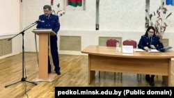 Александр Плышевский (слева) на идеологической встрече со студентами вуза в Беларуси, посвященной результатам расследования так называемого дела "о геноциде белорусского народа", ноябрь 2024 года