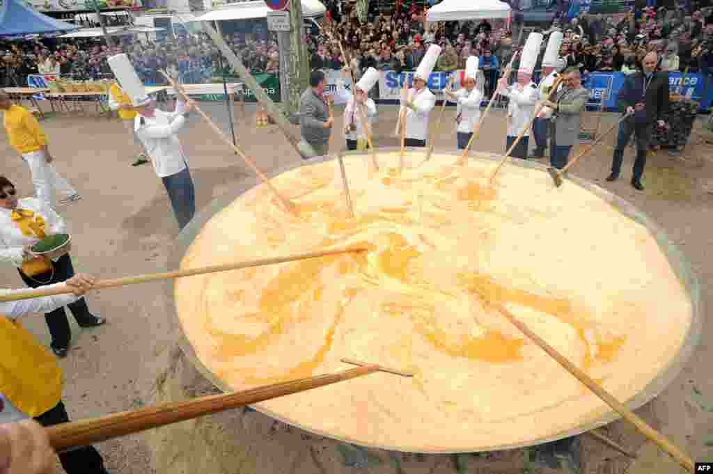 Яйцо &ndash; традиционный символ Пасхи. В честь праздника в деревушке Бессьер на ярмарке приготовили гигантский омлет, на который ушло более 15 тысяч яиц