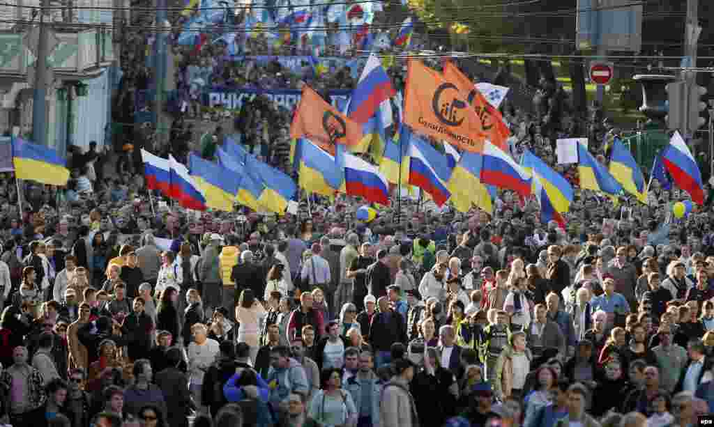 Участники антивоенного марша в Москвес российскими и украинскими флагами. Москва. 21 сентября 2014.