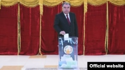Президент Таджикистана Эмомали Рахмон голосует на парламентских выборах 1 марта 2020 года