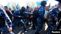 Столкновения полиции и крымских татар, приехавших встречать Мустафу Джемилева