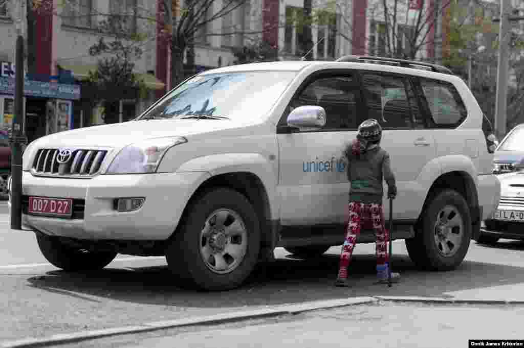 В 2013 году&nbsp;UNICEF, World Vision совместно с грузинскими властями запустили проект помощи таким детям. Мобильные группы находят и проводят консультации с детьми прямо на улицах. Стоимость программы &ndash; примерно 850 тысяч евро