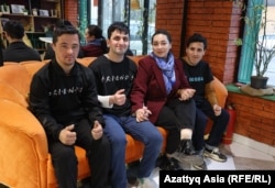 Менеджер кафе Лола Аминджанова с ребятами — Умедом, Хушбахтом и Бахтоваром