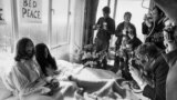 Netherlands -- John Lennon (L) and his wife Yoko Ono receive journalists in the bedroom of the Hilton hotel in Amsterdam, March 25, 1969