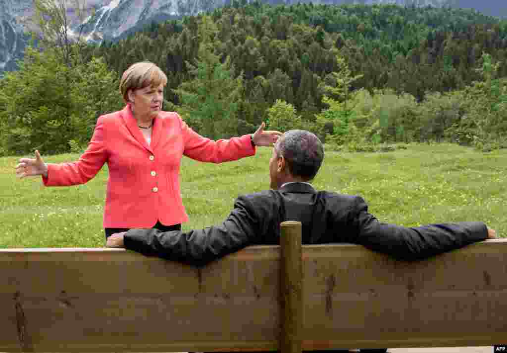 Канцлер Германии Ангела Меркель беседует с Обамой после рабочей сессии саммита G7 неподалеку от курорта Гармиш-Партенкирхен, Германия, 8 июня 2015 года.