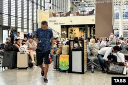 Пассажиры в зале ожидания аэропорта Сочи. Фото ТАСС,