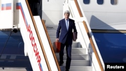 Джон Керри с красным чемоданом выходит из самолета во Внуково