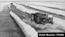 Дорога жизни по льду Ладожского озера, Ленинградская область, 1943 год, фото из архива ТАСС