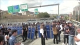 В Турции полиция блокирует офисы оппозиционной партии, в Стамбуле протестующие устанавливают баррикады