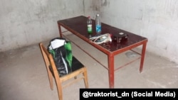 Помещение тюрьмы "Изоляция" в оккупированном Донецке. На столе - устройство для пыток электрическим током