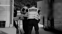Полиция Германии досматривает автобус на границе