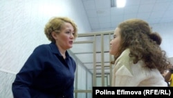 Анастасия Шевченко (слева) в суде с дочерью Владой 